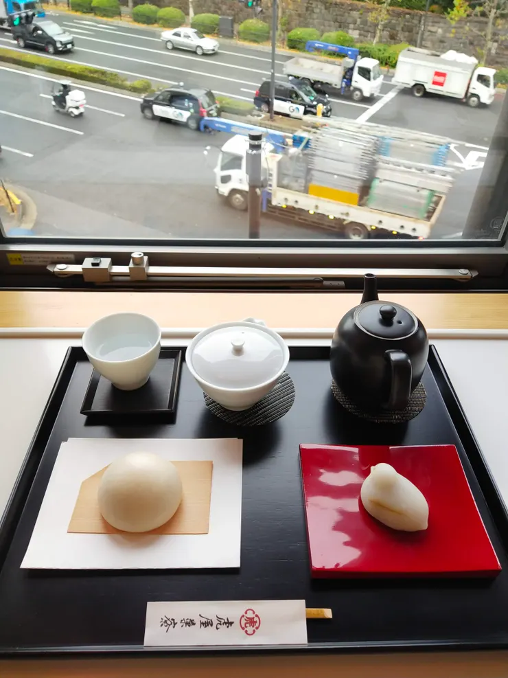 我就坐在這裡品嘗和菓子，同時看著下面的車流