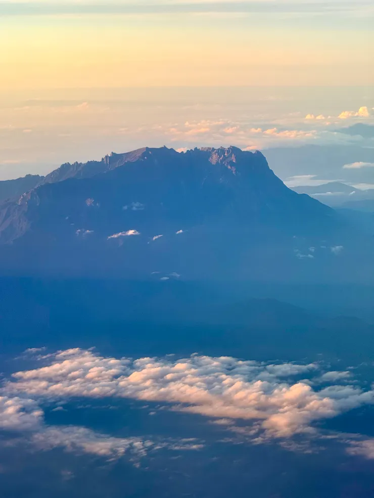 近看神山的山頂，那是巨大花崗岩所構成的山體，光滑、堅硬、無可撼動。
