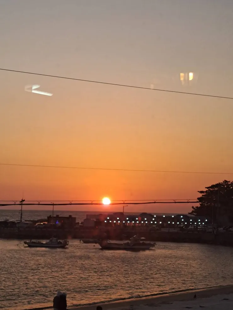 烤蛤蜊餐廳內的夕陽風景