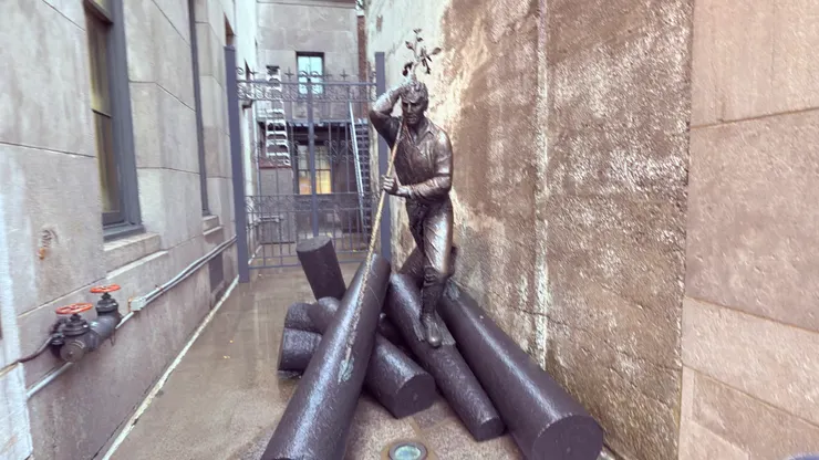 巷弄裡的伐木雕塑品「河上的推動者」