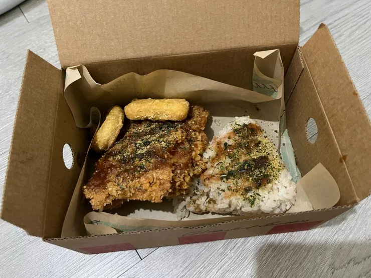 粽香炸雞、粽香雞汁飯的套餐，上面那兩顆是雞塊，怎麼覺得賣相不是很美麗。