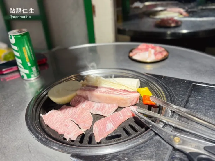 被放上烤爐的肉肉們 | 料韓男韓式燒肉