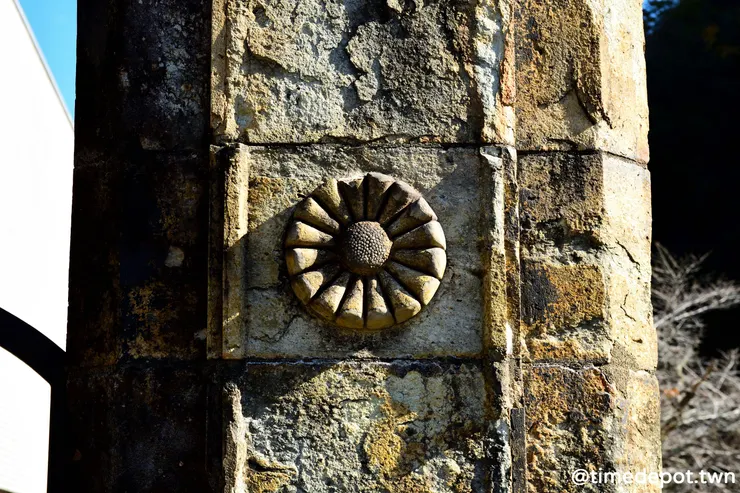 生野銀山在明治時代初期由政府經營,入口門柱上還有日本皇室象徵的菊紋