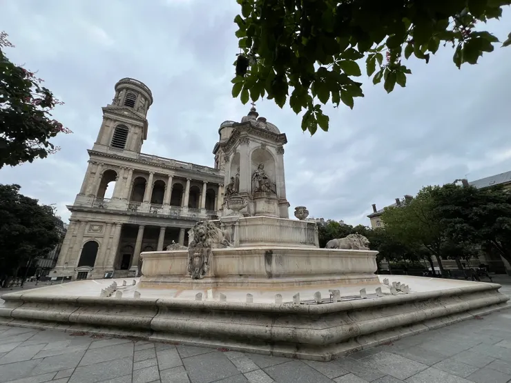 教堂前的噴水池也很壯觀,可惜沒有噴水