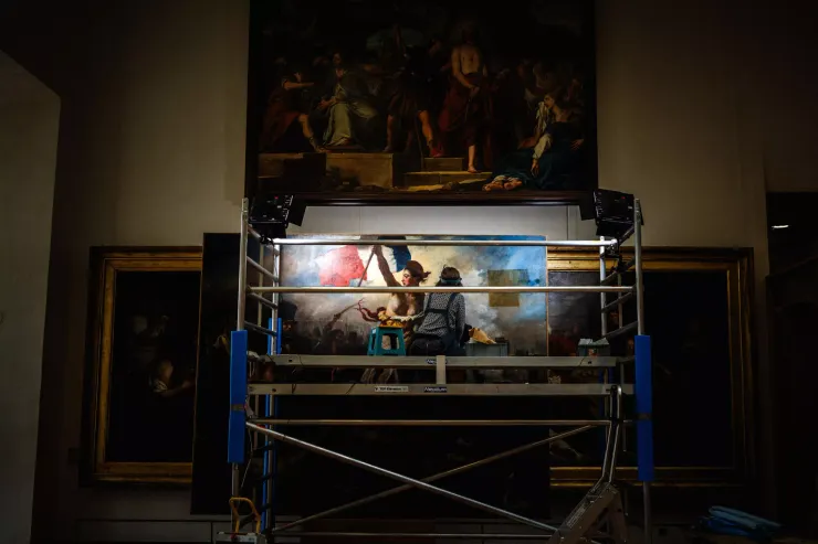 正在進行清潔的《自由引導人民》（圖片來源：Dimitar Dilkoff/AFP & Economic Times）