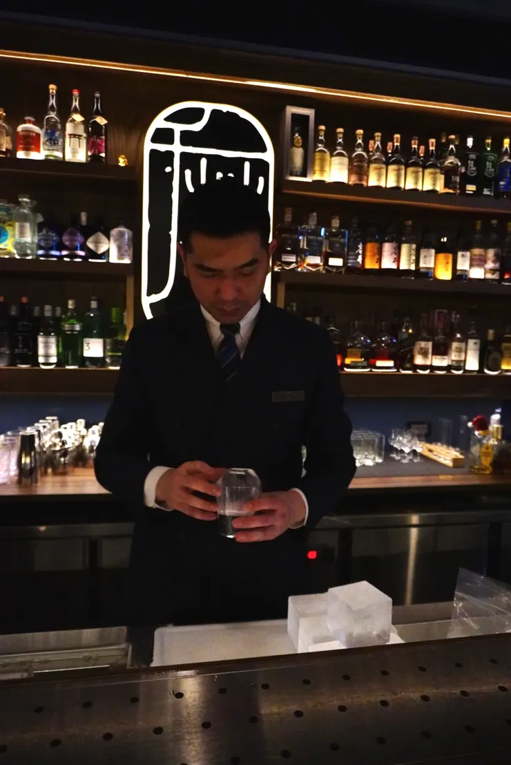 雕塑好的方冰將落腳於一個個杯中