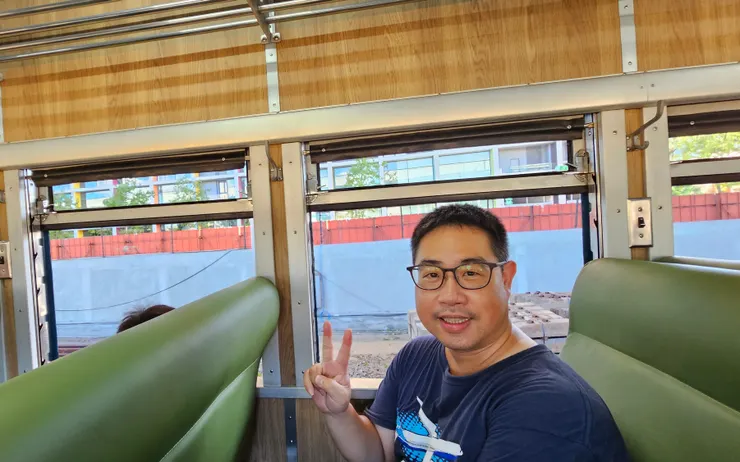 我坐進藍皮柴油客車體驗了!好開心!謝謝儒儒陪她的宅男鐵道迷老公來追火車!
