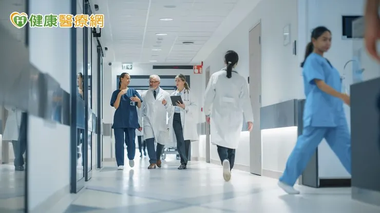 中國醫藥大學附設醫院一般外科許士超醫師指出，肝癌治療已進入多專科整合時代，結合外科手術、標靶、免疫與放射等多元策略，依病況量身訂製治療。