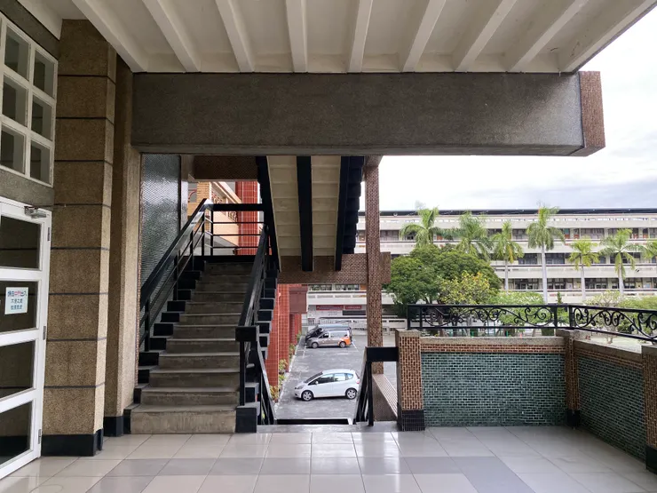 從二樓看出挑的陽台