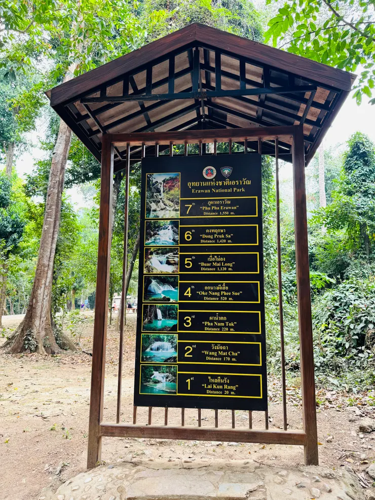 帶著小孩，想要攻頂大概要排一整天在這裡喔！XD