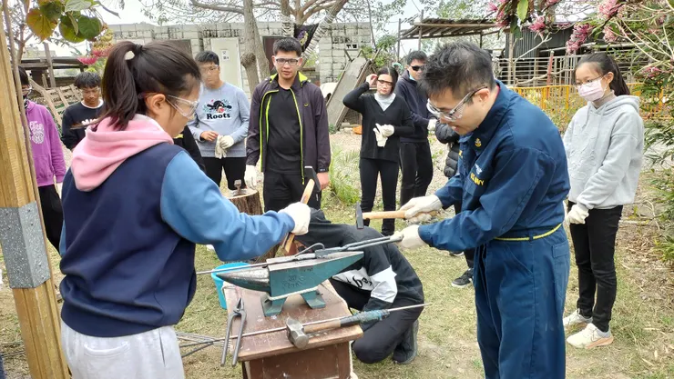 在綠意昂然的校園打鐵真是舒服