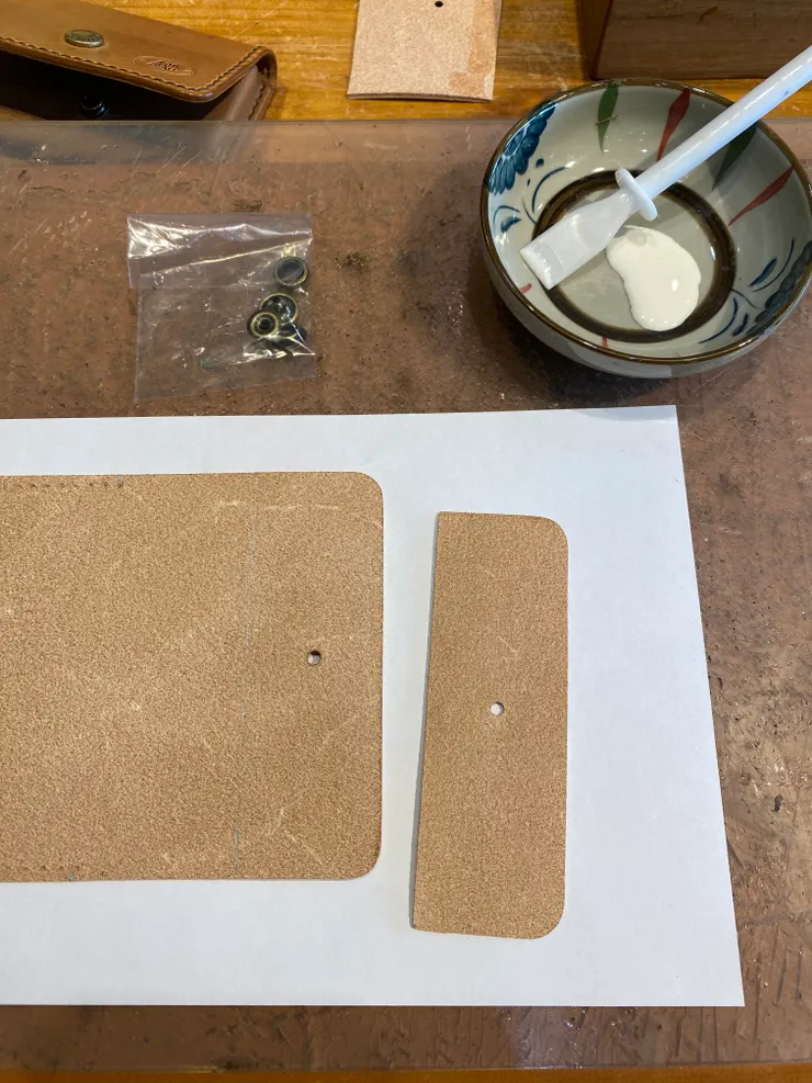 圖7：根據版型需求黏貼皮革內側。