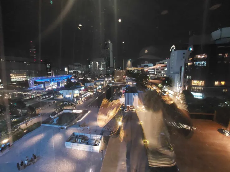 在電梯上升時趕快先拍一張夜景～