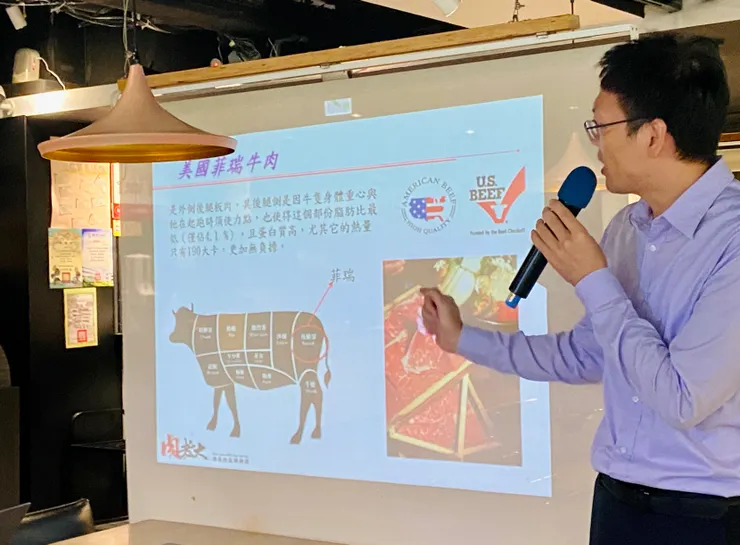 ▲ 肉老大經理梁志隆解說「菲瑞牛肉」的位置圖
