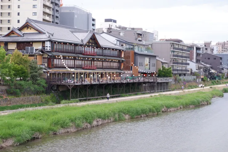夏天架起納涼床的高級料亭餐廳