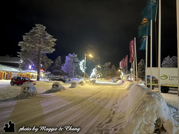 街燈一盞盞亮起,映照著路邊高高堆起的積雪。遠山靜默,雪路蜿蜒,一切彷彿都慢了下來,只剩雪地與黃昏對話。