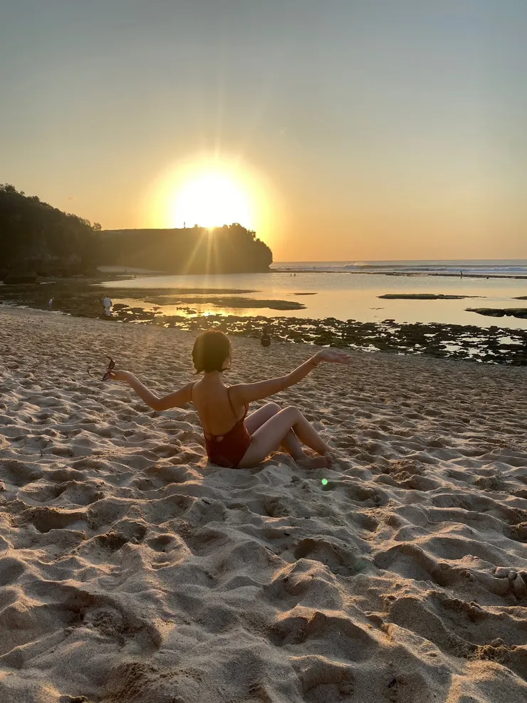 烏魯瓦圖這邊有好幾個海灘可以玩,在海邊喝飲料 等夕陽 美好