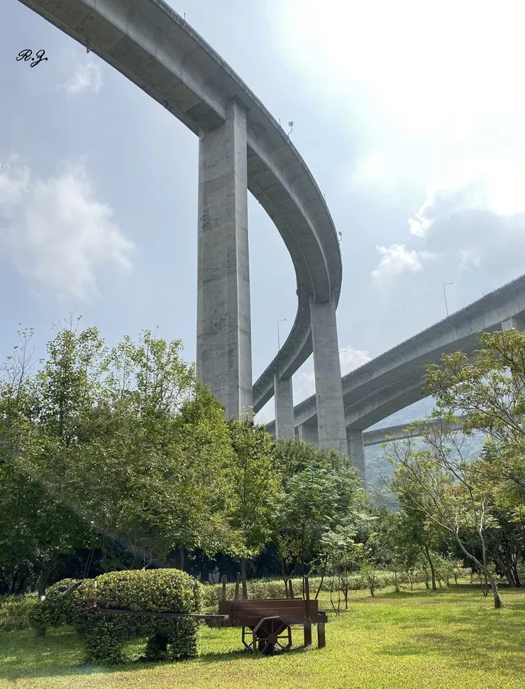 牛與牛車造景 ([陳傳義]拍攝於國姓.橋聳雲天)