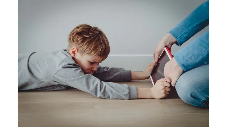 手機、短影片帶有強烈的聲光刺激，容易使孩子對於刺激較弱的生活、上課感到無聊