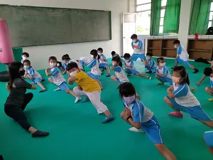 暖身很重要，肌力及柔軟度都要充份伸展開來。