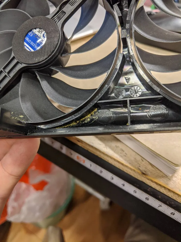 風扇的另外一邊也是。