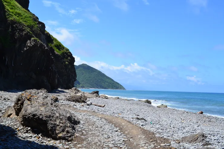 走在浪邊,想像天候不佳時的驚險