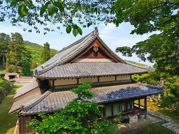 成相寺本堂旁的屋宅