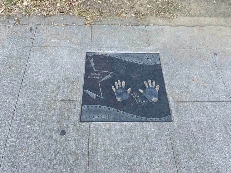 愛河也跟香港維多利亞港一樣有星光大道，這天剛好從小燕姊入口切進愛河