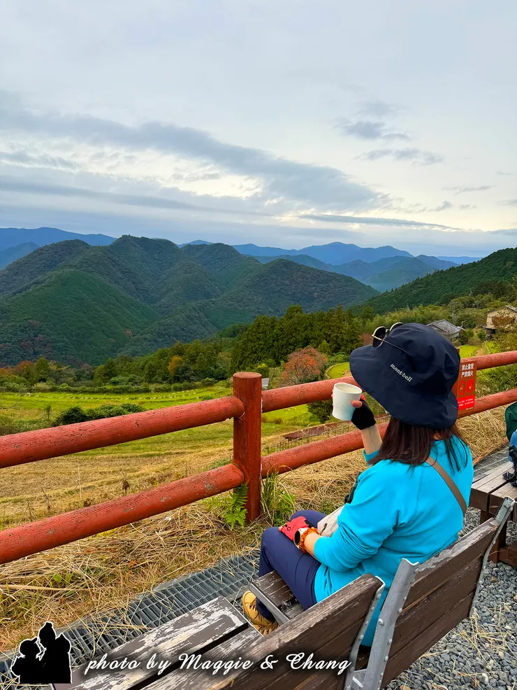 買杯咖啡坐下，眺望山景，身心都被撫慰