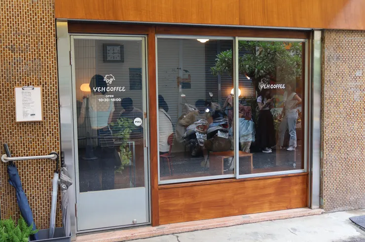 進店前要記得閱讀左邊板板上的注意事項