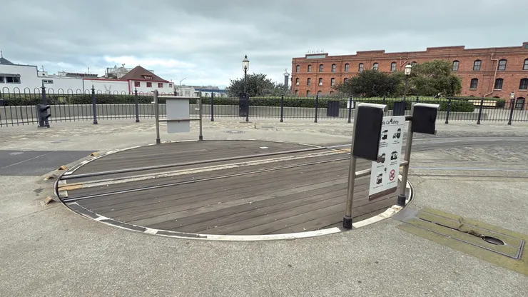 叮叮車利用轉盤掉頭