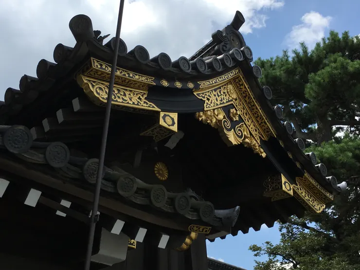 貼滿金箔的屋簷