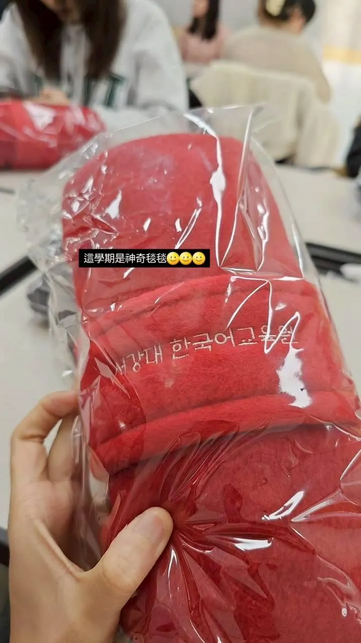 學校送的毯子 還可以選顏色