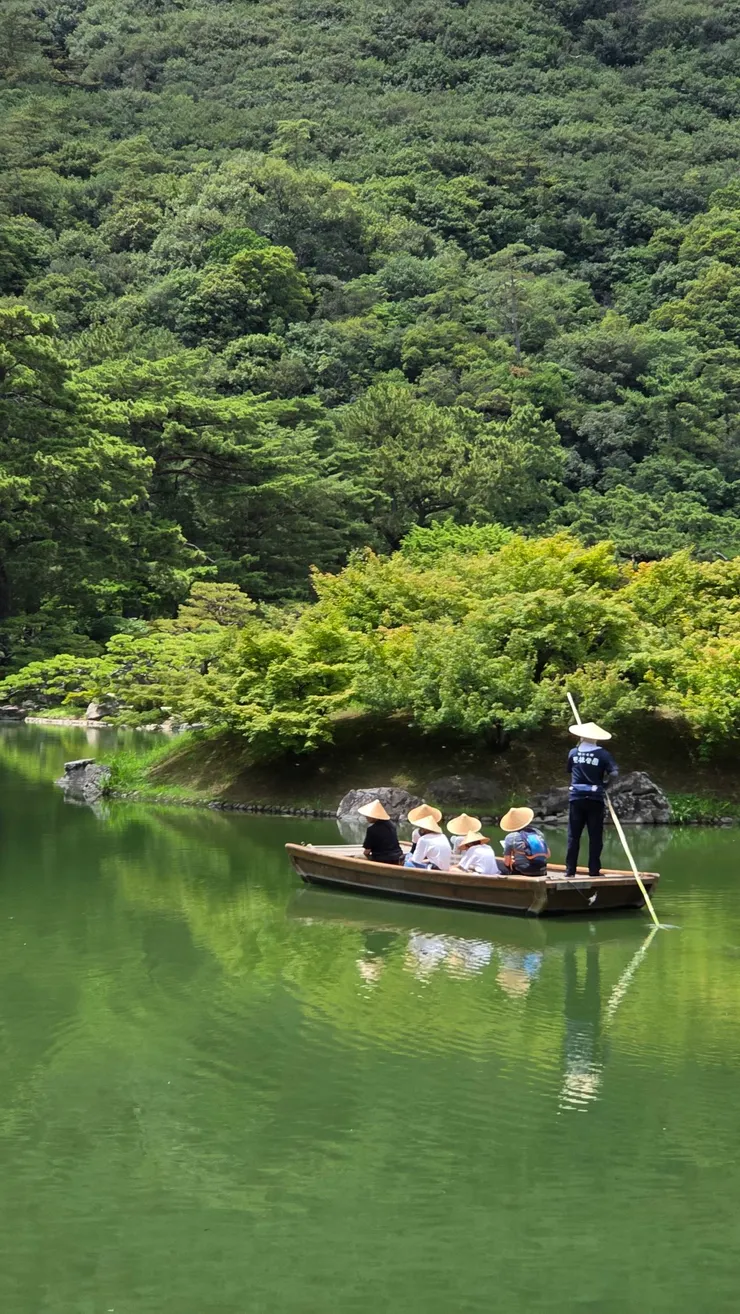 栗林公園 Ritsurin kōen 經過100年建造於1745年完成,這座江戶庭園被指定為「庭院國寶」特別名勝,媲美日本三大名園。栗林公園享有日文中「一步一景」之讚譽,也榮獲米其林綠色指南日本篇三星推薦
