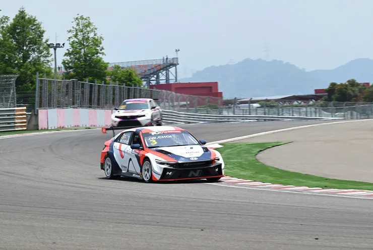 崔丁元會長親自駕駛賽車征戰台灣賽道，在高速過彎中展現超強穩定性與精準操控。圖/正德汽車提供