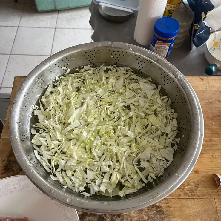 泡過冰水的高麗菜會比較脆，想要切很細的話要多練習。我這就是練習不夠