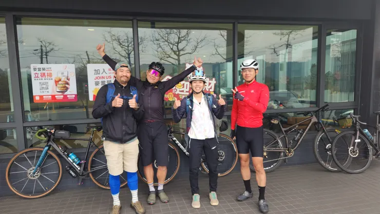 第一小隊在麥當勞集合後就先去買食材。