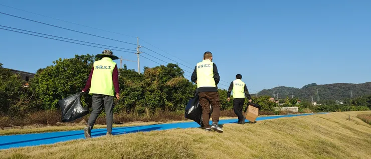 元旦前一天的九龍村金坑河畔淨灘活動