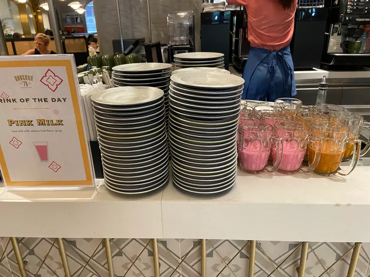 每天都有特定飲品供客人選擇，如 泰式奶茶，泰式咖啡