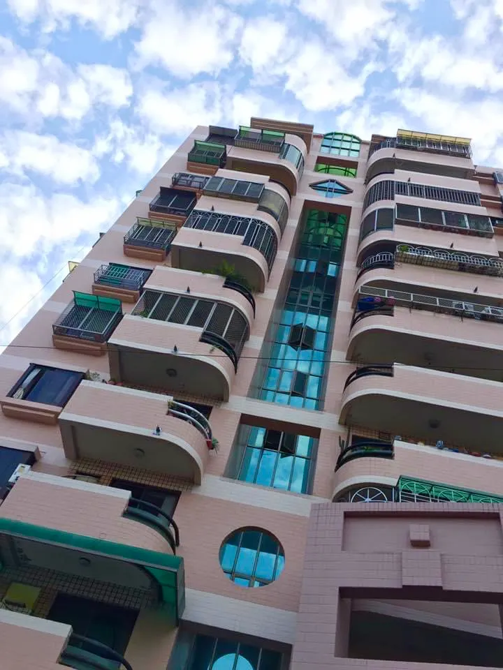 大樓外面粉粉的很漂亮，而且很好找💖