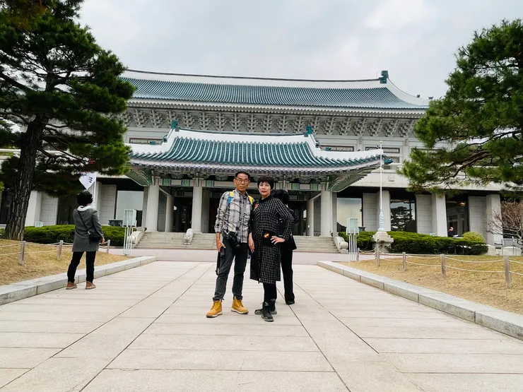 進門前來張合照，參觀拍照人潮不斷，閃不掉閒雜人等。