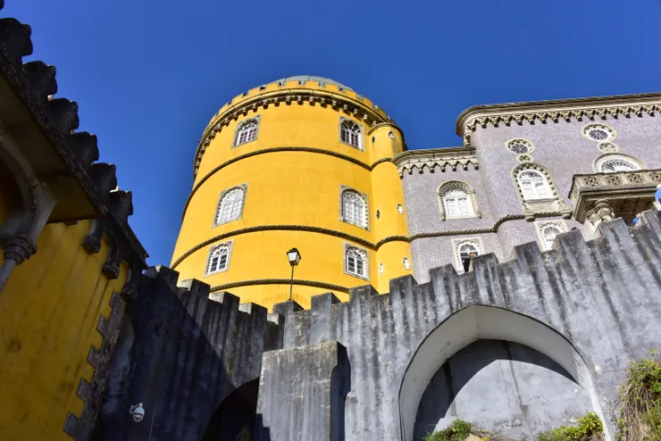 佩納宮有著經典的葡萄牙黃,如維護一番,夢幻的外型搬到迪士尼樂園也毫不違和。