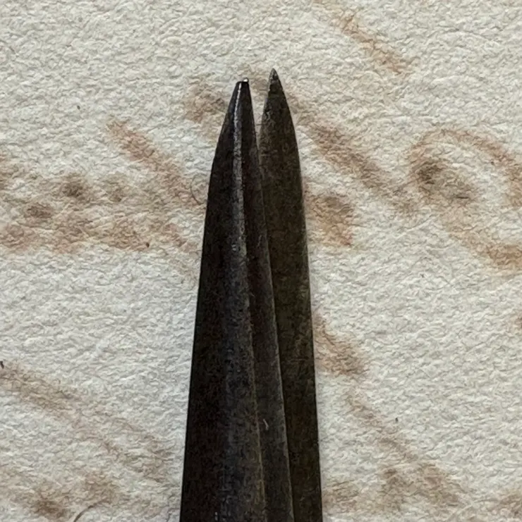 其中一片的刀尖有損一小角(2)