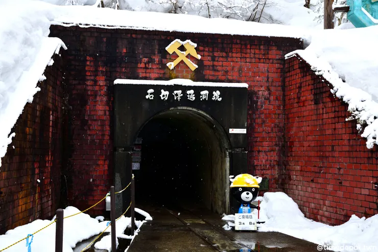 坑道入口還有一隻可愛的黑熊招呼大家