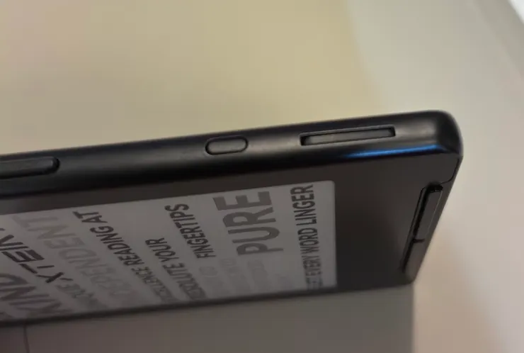 閱星曈 X4 的記憶卡插槽不太容易使用