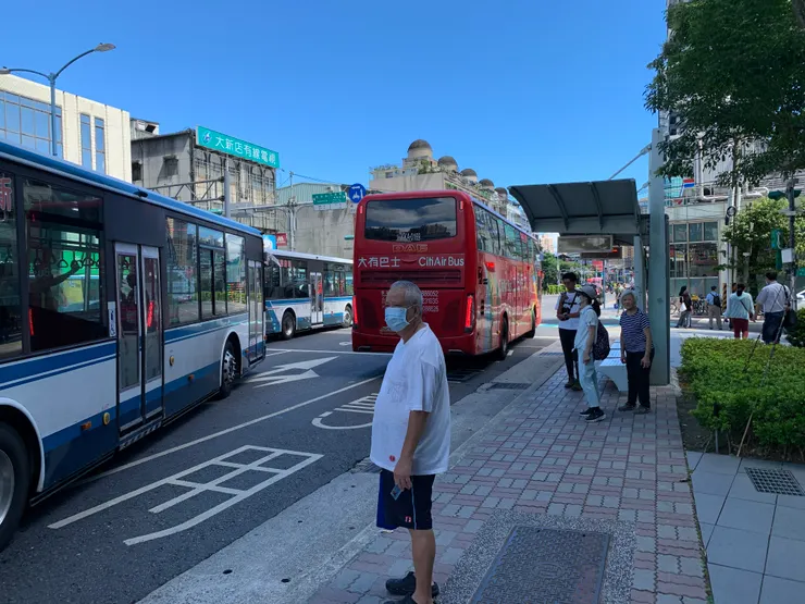 公車站前不時有公車進出站中…