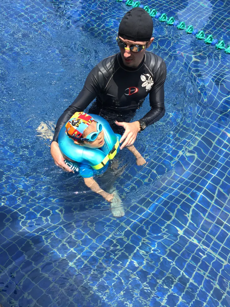 露天游泳池能吸收到陽光的溫度但也讓孩子怕。