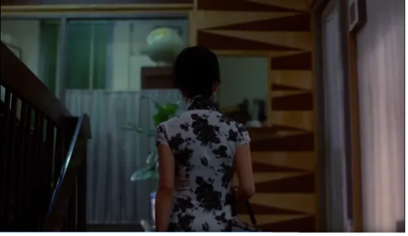 蘇麗珍走進辦公室貌。