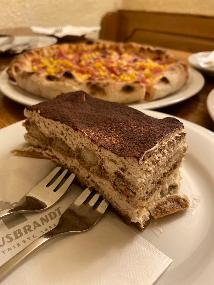 這大概是我這趟出來吃到最喜歡的甜點了，披薩都被我當成背景