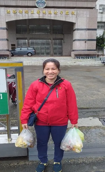 莫善海牧師的太太，準備家鄉菜給龍潭女監受刑人，以解她們的鄉愁。